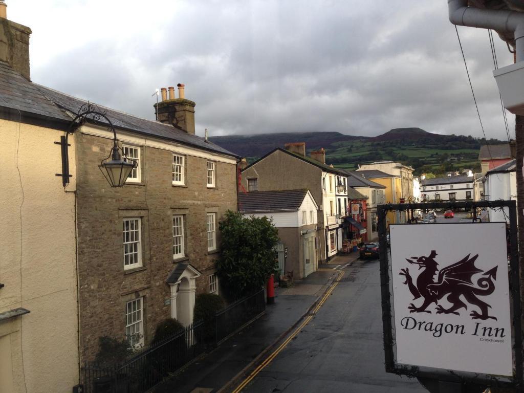 Dragon Inn Crickhowell Exterior foto